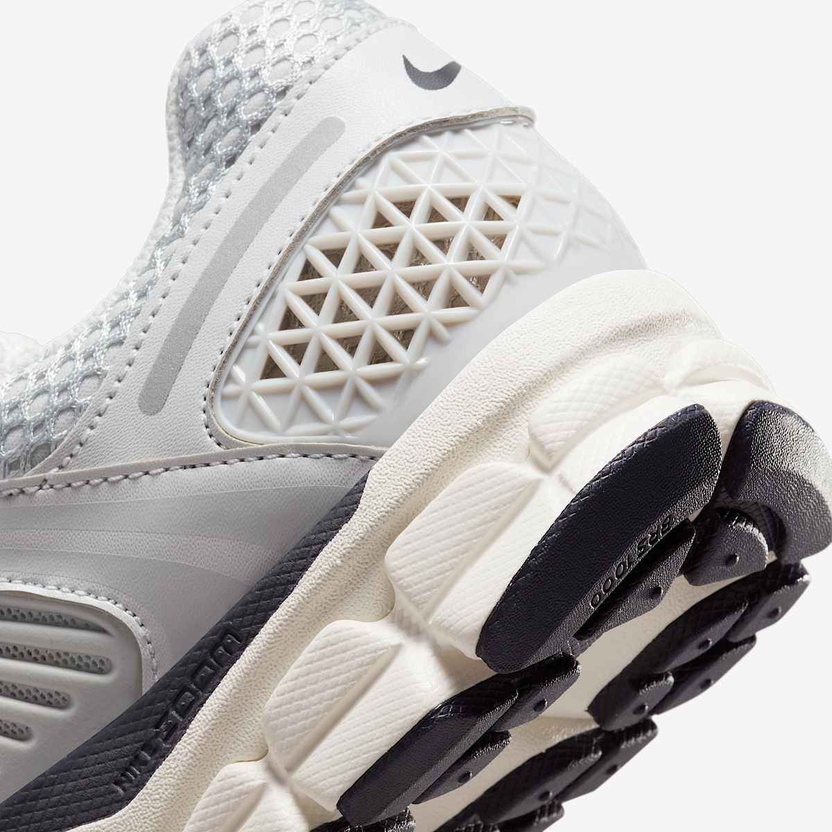 Маратонки Nike Zoom Vomero 5 Photon Dust Metallic Silver - FD0884-025 – снимка 8