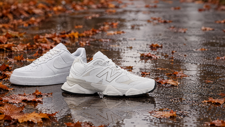 Бели маратонки Nike Air Force 1 и New Balance 9060 върху мокра есенна алея с листа