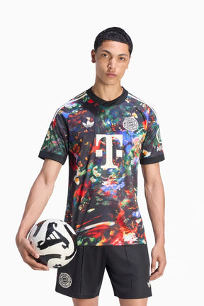 Тениска adidas Originals FC Bayern 26/27 Wiesn (Многоцветен) - KQ6516